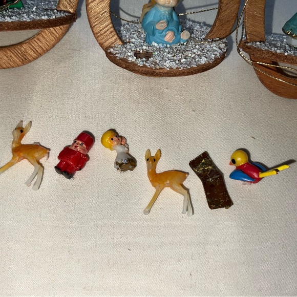 Vintage Lot of 4 Wooden Diorama Christmas Ornaments - Picture 4 of 8